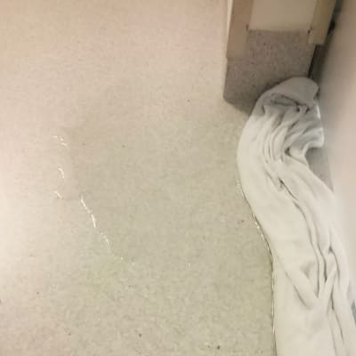 Vatten rinner ut i förlossningssalen.