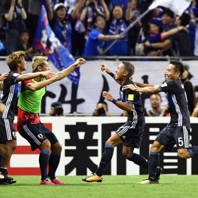 Japans landslagsspelare firar.
