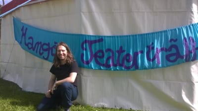 Matti Raita framför festivaltältet.