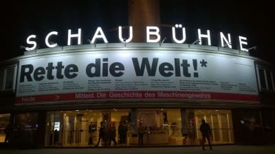 "Rädda världen". Text på fasaden till teatern Schaubühne.