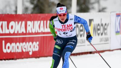 Krista Pärmäkoski åker skidor.