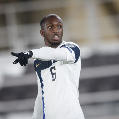 Glen Kamara osoittaa sormella.