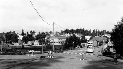 Bild från bygge av hissarna vid gamla järnvägsbron på 1980-talet i Karis.