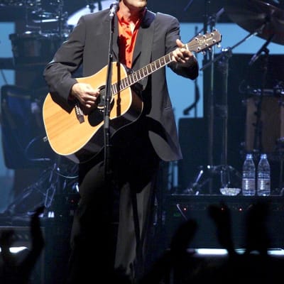 Glenn Frey spelar gitarr under Eagles konsert i Zürich sommaren 2001.