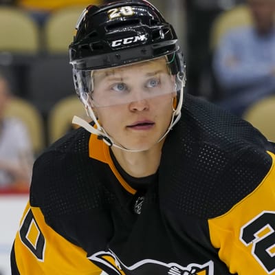 Kasper Björkqvist spelar ishockey.