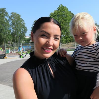 Kotkalainen Niina Utter ja tytär Ellen Löyttynen