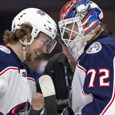 Artemi Panarin och Sergej Bobrovskij firar segern mot Tampa Bay i vårens första slutspelsmatch.