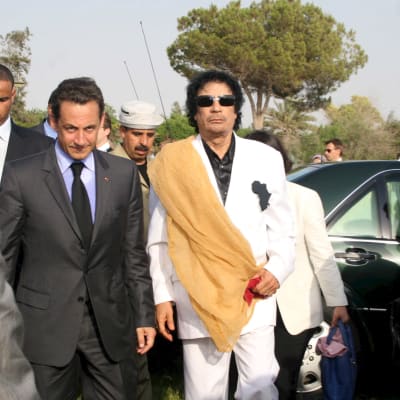 Frankrikes president Nikolas Sarkozy träffade Libyens diktator Muammar Ghaddafi  sommaren år 2007, drygt en månad efter sitt tillträde som president