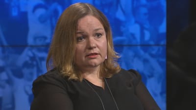 Minister Krista Kiuru kommenterade fotbollsturisterna i Yles A-studio