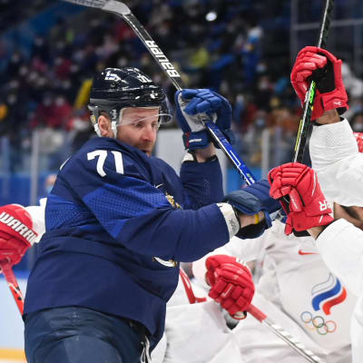 Leo Komarov i farten mot ROC i OS-finalen 2022.