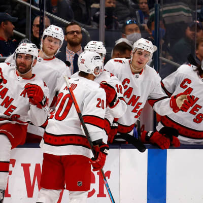 Carolina Hurricanes jublar efter att man ha gjort ett mål.