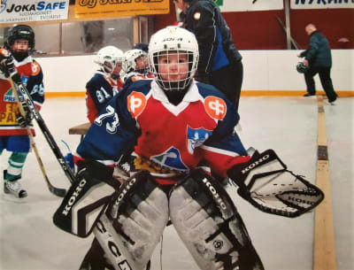 Hockeymålvakten Joel Blomqvist i full utrustning som barn.