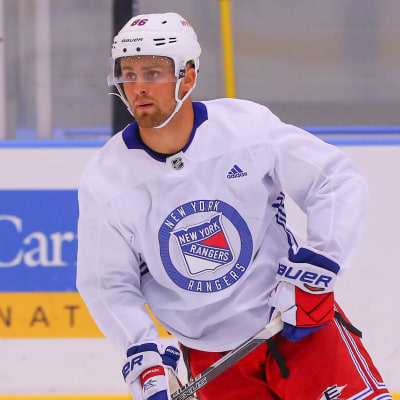 Tyler Nanne skrinnar med klubbladet mot isen.