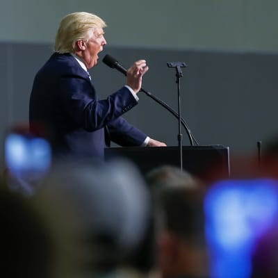 Donald Trump talar under ett valmöte i North Carolina i oktober 2016.
