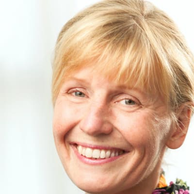 Tiina Grönroos är redaktör och arbetar för Svenska Yle