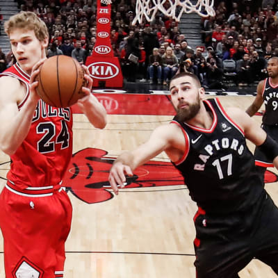 Lauri Markkanen hyökkää.