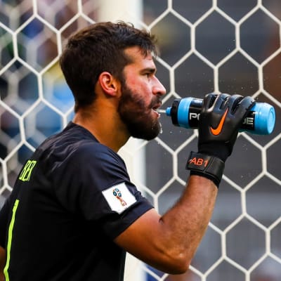 Den brasilianske målvakten Alisson uppges vara på väg till Liverpool.