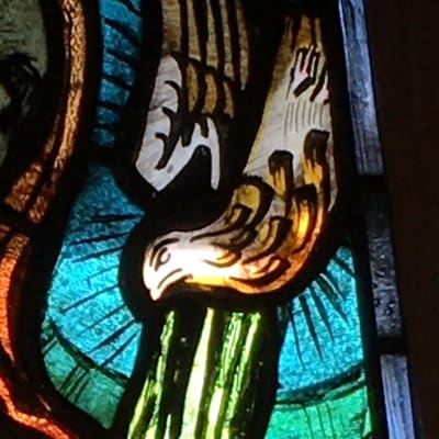 Den helige anden i form av en duva på glaskonstfönster i Brändö kyrka.