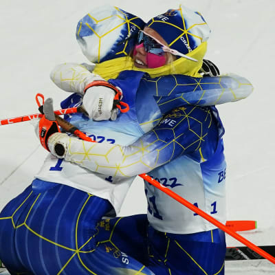 Jonna Sundling och Maja Dahlqvist kramas efter OS-finalen i sprint.