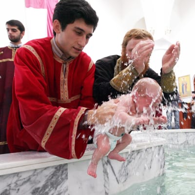 Vauvoja kastetaan Georgiassa.