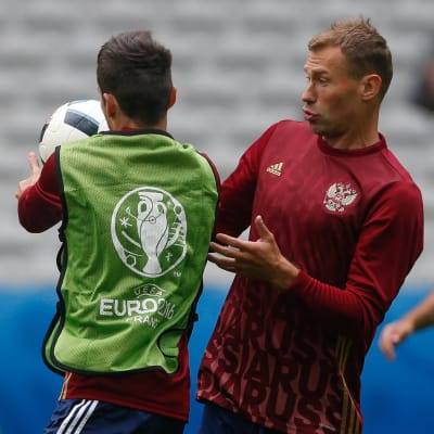 Vasilij Berezutski och hans Ryssland vill vinna match nummer två.