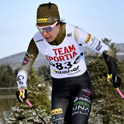 Kerttu Niskanen åker skidor.
