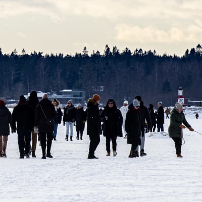 Ulkoilijoita meren jäällä Espoossa.