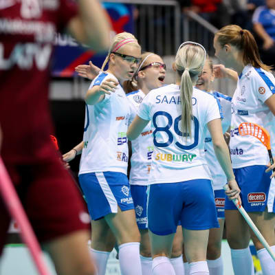 Suomen naisten salibandymaajoukkue tuulettaa maalia.