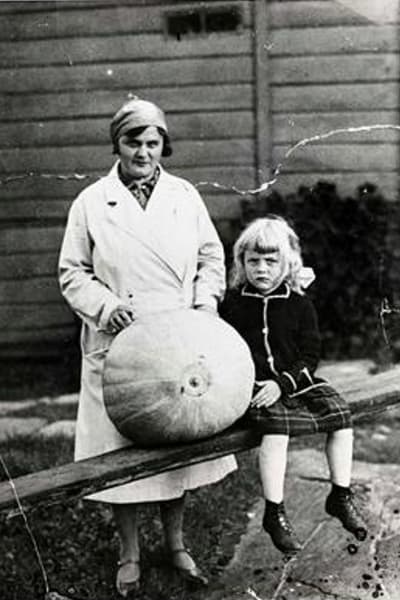 5-åriga Linnea Gärkman och hennes mamma Julia med en rekordpumpa på Villa Kinnekulla i Tölö i Helsingfors.år 1931