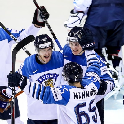 Finland jublar efter att ha gjort mot mål.