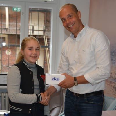 Alice Adolfsson tar emot första pris i Youtube-tävling. Priset är en smarttelefon.