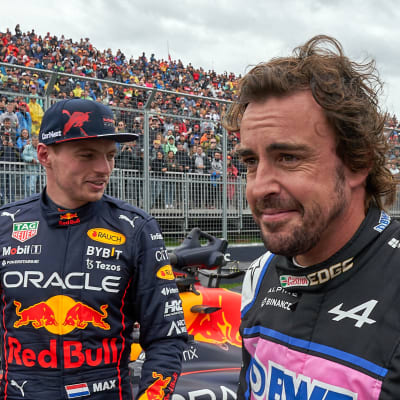 Max Verstappen och Fernando Alonso på formel 1-banan.