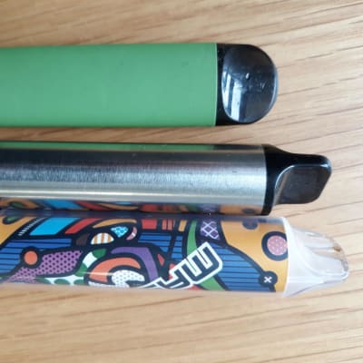 Kolme sähkötupakkalaitetta pöydällä.