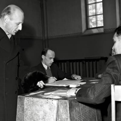 Mies vaaliuurnilla vuonna 1945.