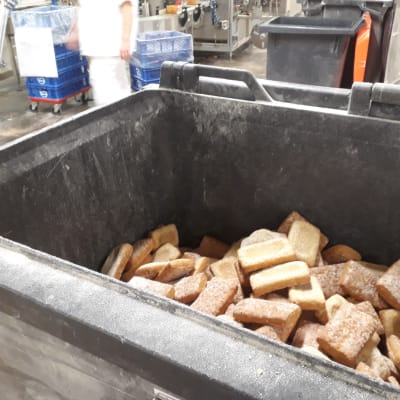 Pois heitettyä leipää Vaasan-yhtiön tehtaalla Kotkassa.