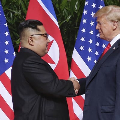 Historiallinen kädenpuristus. Kim Jong-un tapasi Yhdysvaltain presidentin, Donald Trumpin Singaporessa 12. kesäkuuta 2018.