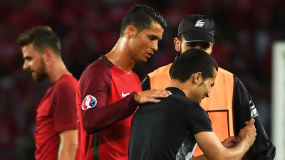 Cristiano Ronaldo tog några bilder med en supporter efter matchen mot Österrike.