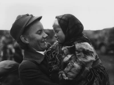Samiskt barn i famnen på en lotta, Lapplandskriget