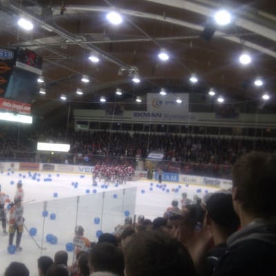 200 badbollar på isen efter Sports vinst.