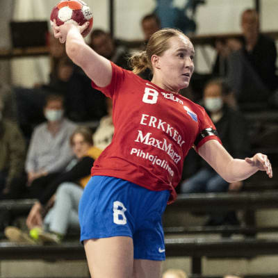 Malena Heikkinen försöker göra mål.
