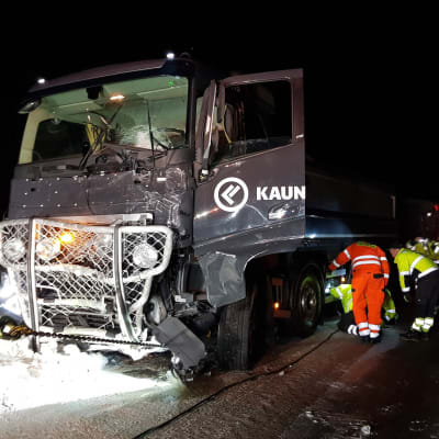 En kvaddad lastbil efter en frontalkrock i Kiruna kommun.