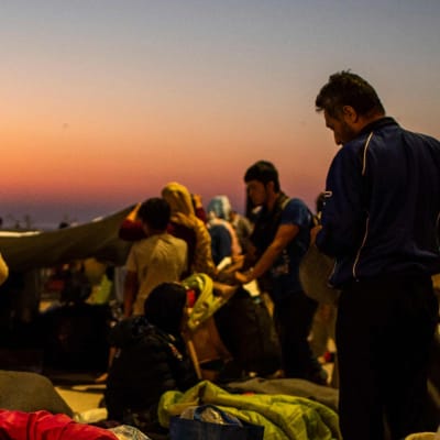 Migranter som tillbringat natten vid en väg nära Mytilene på Lesbos