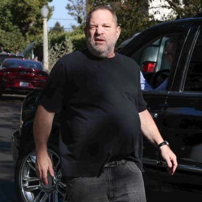 Harvey Weinstein grimaserar illa mot kameran.