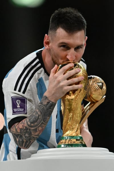 Leo Messi kysser VM-pokalen