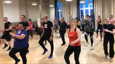 En grupp gymnaster övar
