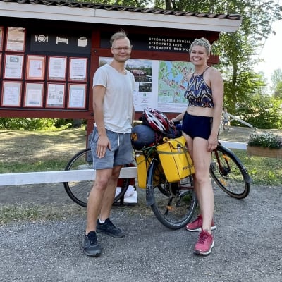 Simo Kantele och Mari Saraheimo ler mot kameran 