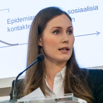 Sanna Marin, Katri Kulmuni ja Li Andersson hallituksen tiedotustilaisuudessa.