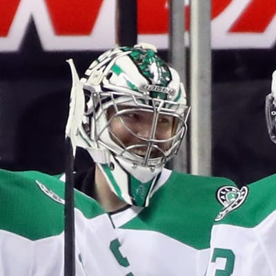 En glad Kari Lehtonen gratuleras av lagkamraterna.