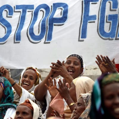 En demonstration mot kvinnlig könsstympning i Somalias huvudstad Mogadishu i mars 2004.