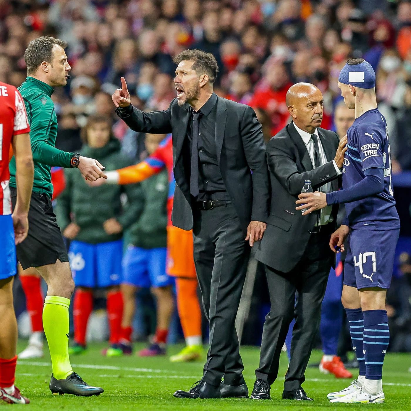 Diego Simeone agita il dito indice.
